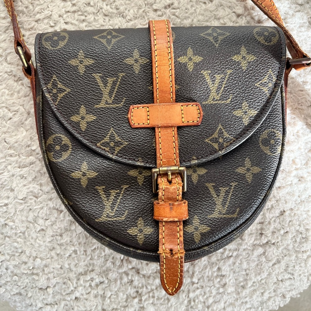 •Authentic Louis Vuitton Chantilly PM•
